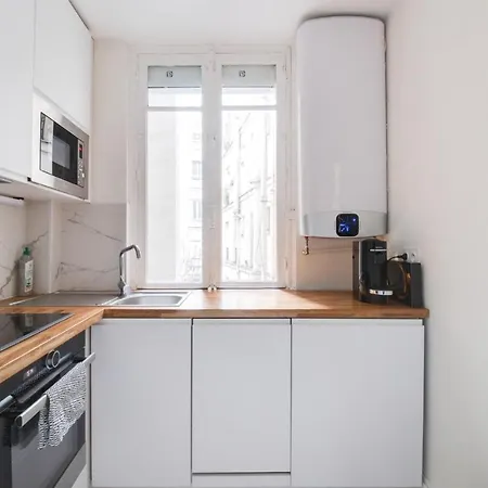 Charming New In Montmartre París